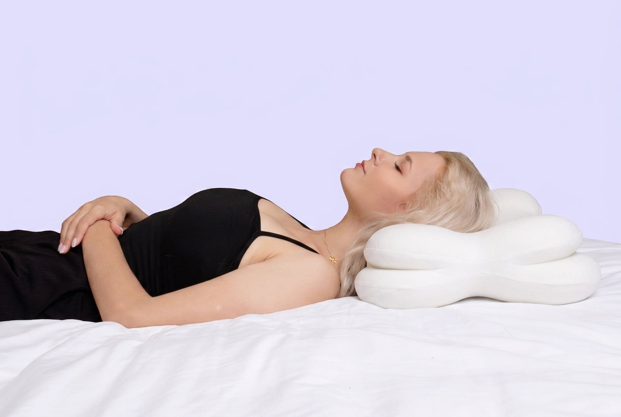 Dormeuse sur le dos, tête dans le creux central de l'oreiller Mellow